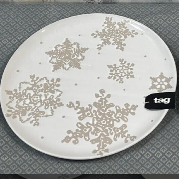 tagltd Falling Snow Platter Winter Gold Snowflake Accented 14-inch Round ~ NWT - Picture 2 of 5